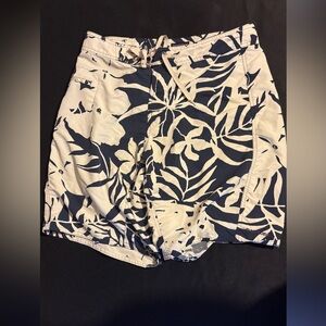 Patagonia Men’s. Navy and White Floral Swim Shorts size 30